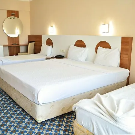 Batont Garden Hotell 3*