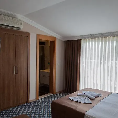 Batont Garden Hotell 3*
